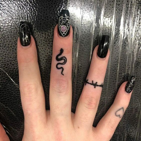 70 Meaningful Finger Tattoo Designs
